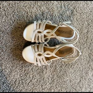 Youth White/strap sandals  (Girls - Size 1)